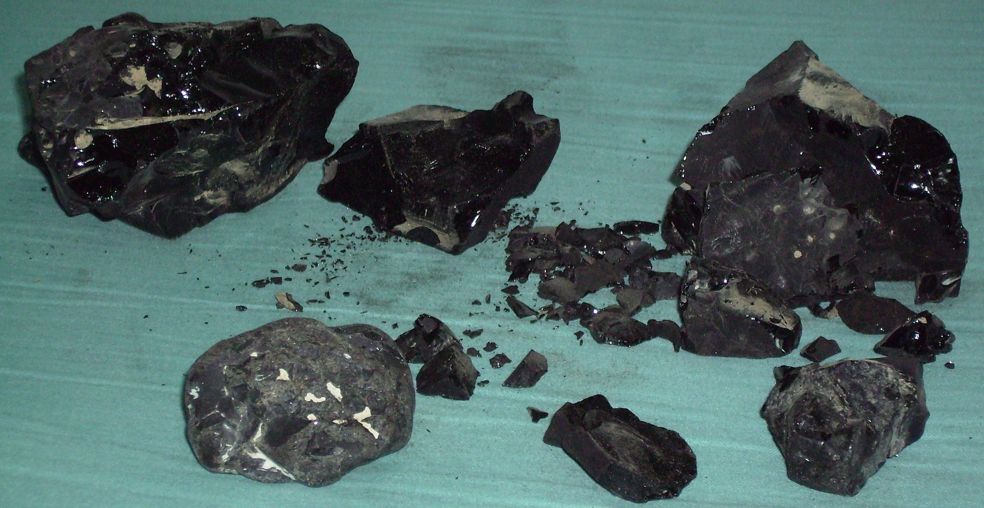 1920px-Bitumen.jpg