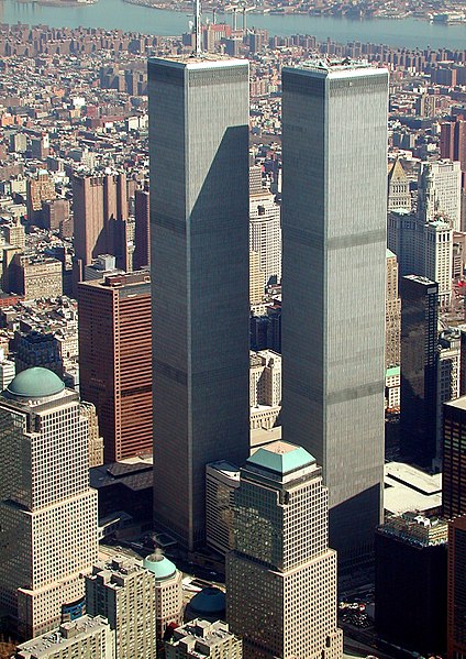 424px-World_Trade_Center,_New_York_City_-_aerial_view_(March_2001).jpg