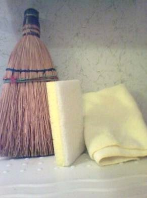 Broom,_sponge_and_towel.jpg