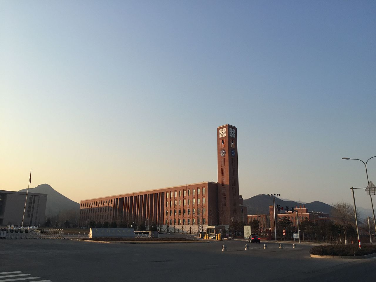 UCAS_Yanqihu_Campus_(20160209163544).jpg